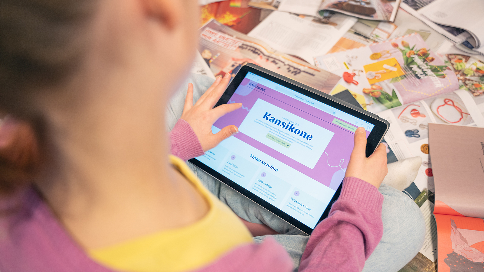 Kansikone.fi on Aikakausmedian uusi työkalu, jolla voi suunnitella ja luoda oman lehden kannen. Ohjelma toimii sekä tietokoneella että mobiililaitteella, eikä se vaadi kirjautumista.