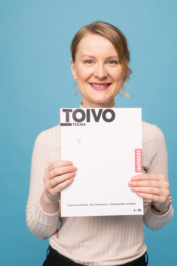 Ida Levänen pitää käsissään Ekonomi-lehteä, jonka teemana on Toivo.