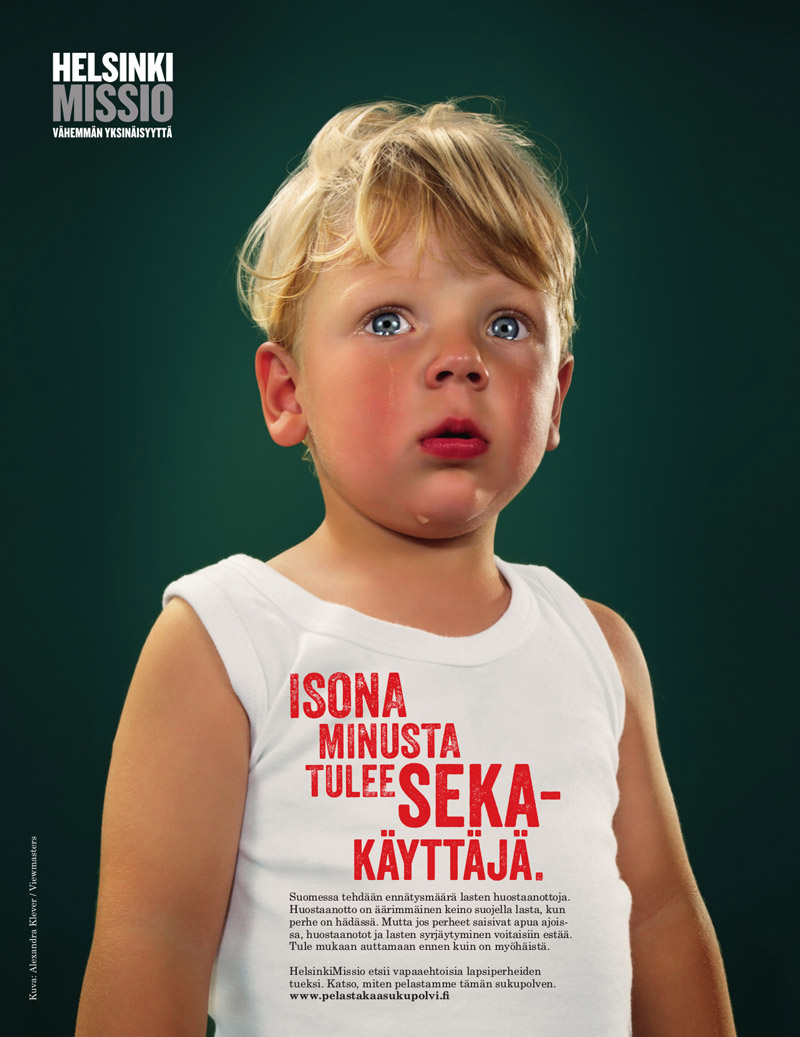 Helsinki Mission mainos Isona minusta tulee sekakäyttäjä. Valkoisessa hihattomassa paidassa oleva pieni lapsi katsoo itkuisin silmin eteenpäin.