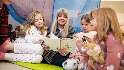 Päiväkoti Virkkulassa lapset tekevät omia lehtiä ja testaavat tekoälyä –