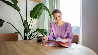 Aikakausmedioiden mainosmyynti laski vuonna 2025 – valopilkkuina painetut asiakasmediat ja digi