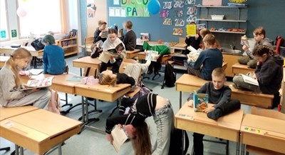 Lukupunkkia, esitelmiä, yökirjasto... – Lukutaitostipendeillä palkituissa kouluissa lukeminen on luonteva osa arkea