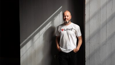 Palkitulla kuvittajalla, graafisella suunnittelijalla ja sarjakuvataiteilijalla Ville Tietäväisellä on kuvitusten tekemisessä sääntö: jos kuvaidean voi tehdä valokuvalla, se ei ole vielä hyvä idea. Kuvituksen pitää olla jotain, minkä voi tehdä vaan kuvittamalla.