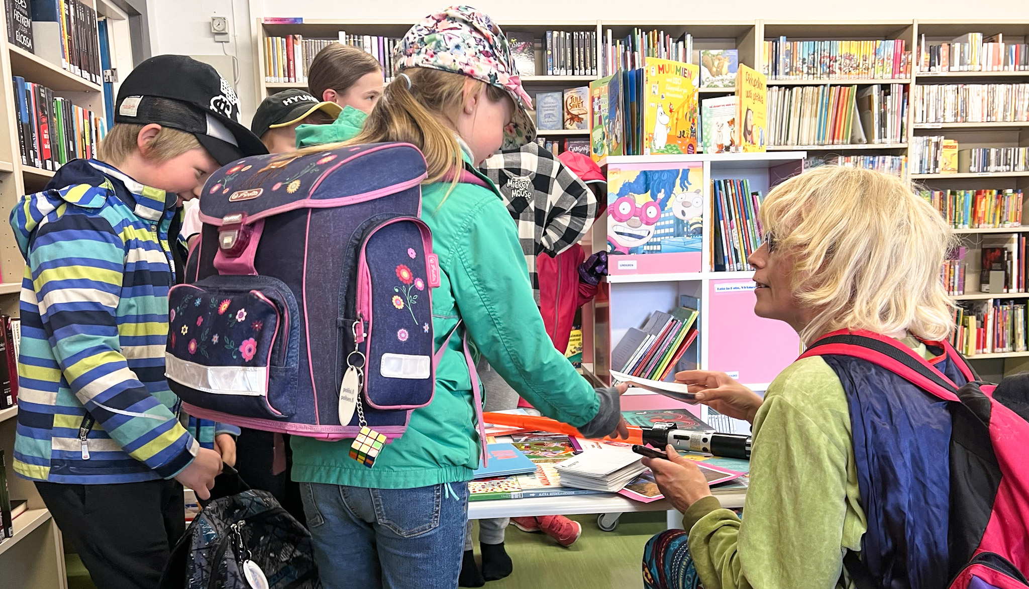 Aikakauslehtiviikon Kirjastoseikkailu lisäsi Kangasvarren kirjaston lapsiasiakkaiden määrää ja kasvatti lehtiosaston suosiota.