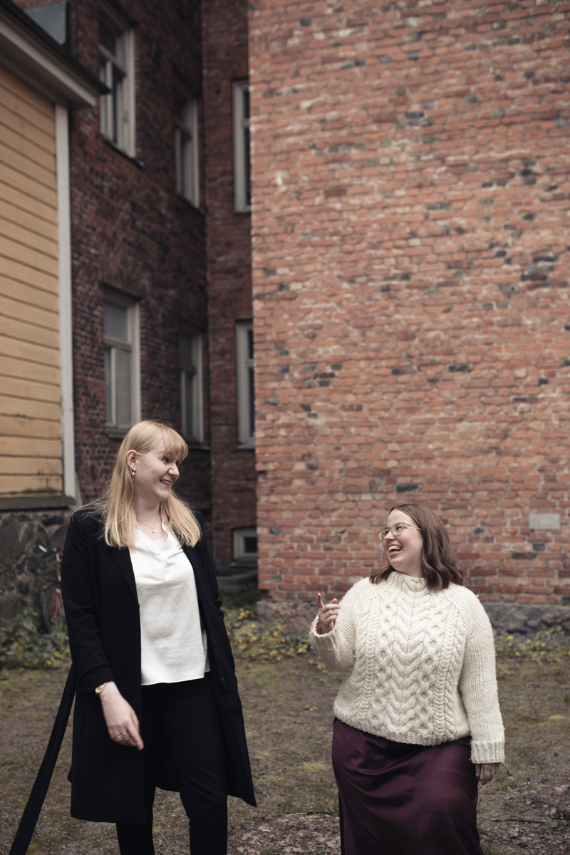 Camilla Gabrielsson ja Essi Rundgren katsovat toisiaan ja nauravat.